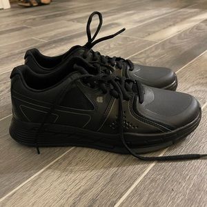 Women’s black safety shoes